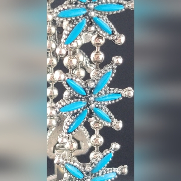 Beautiful turquoise and silver flower design bracelet - Picture 3 of 5